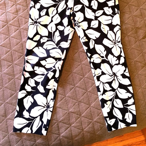 B&W leaf pattern capri stretch pants (size 12 Regular) - Picture 2 of 2